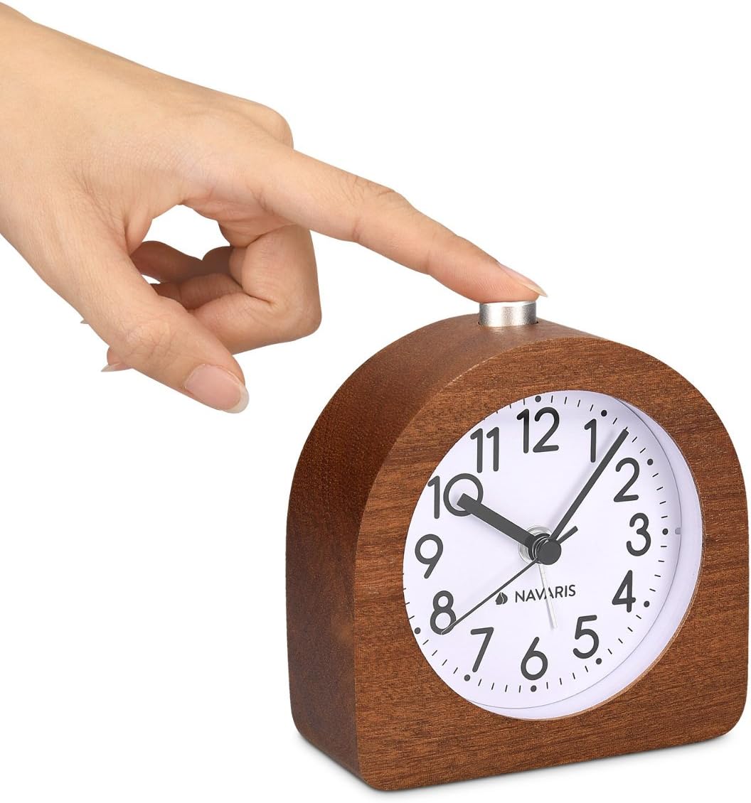 Navaris Analog Holz Wecker mit Snooze - Retro Uhr Halbrund mit Ziffernblatt Alarm Licht - Leise Tisc
