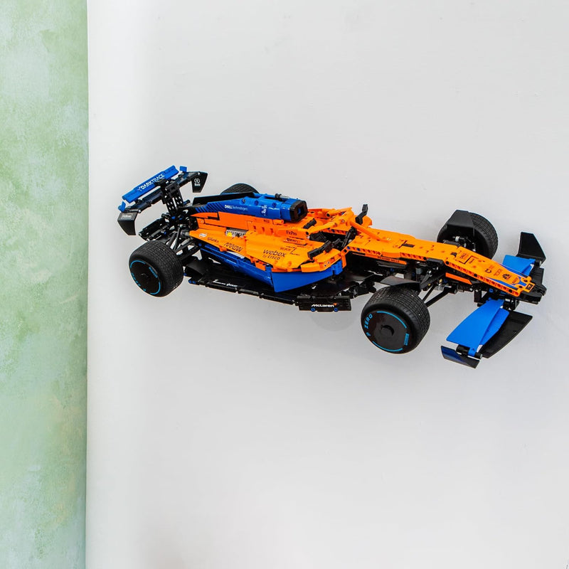 Brickify Wandhalterung kompatibel mit Lego Technic McLaren 42141 – Präsentieren Sie Ihr Auto sicher