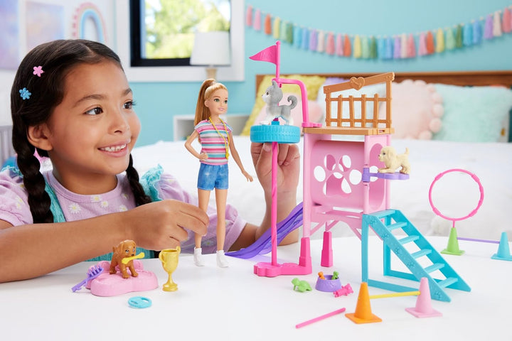 BARBIE und jüngere Schwester Stacie - Spielset mit Hündchen-Hindernisparcours mit drehendem Turm, Le