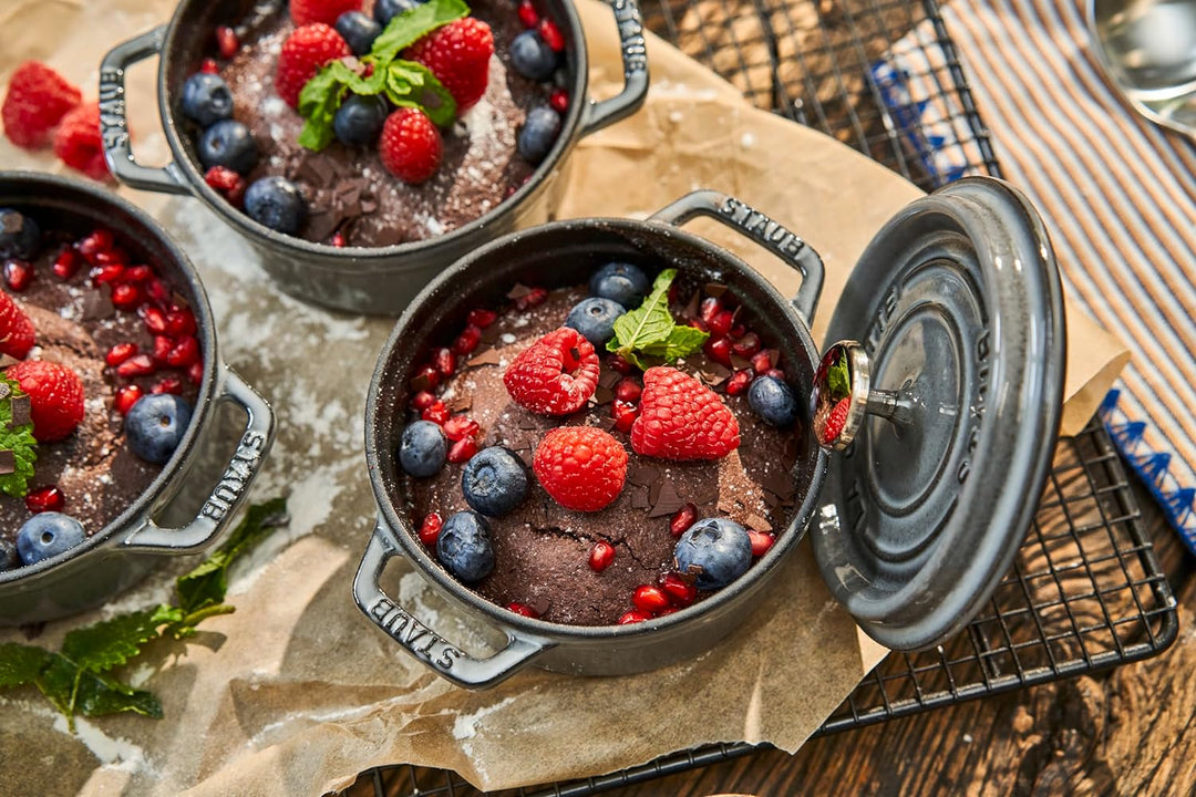 STAUB Gusseisen Mini Cocotte, Rund 12 cm, 0,25 L, Aromaregen Funktion, Für alle Herdarten geeignet,