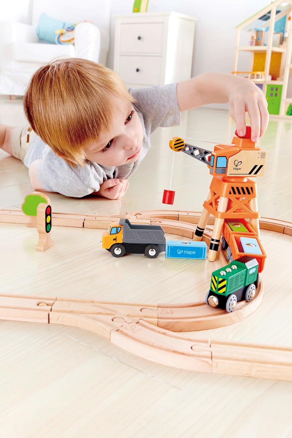 Hape Eisenbahn Spielset mit Kran, drehbarem Kipper und Ladung, ab 3 Jahren