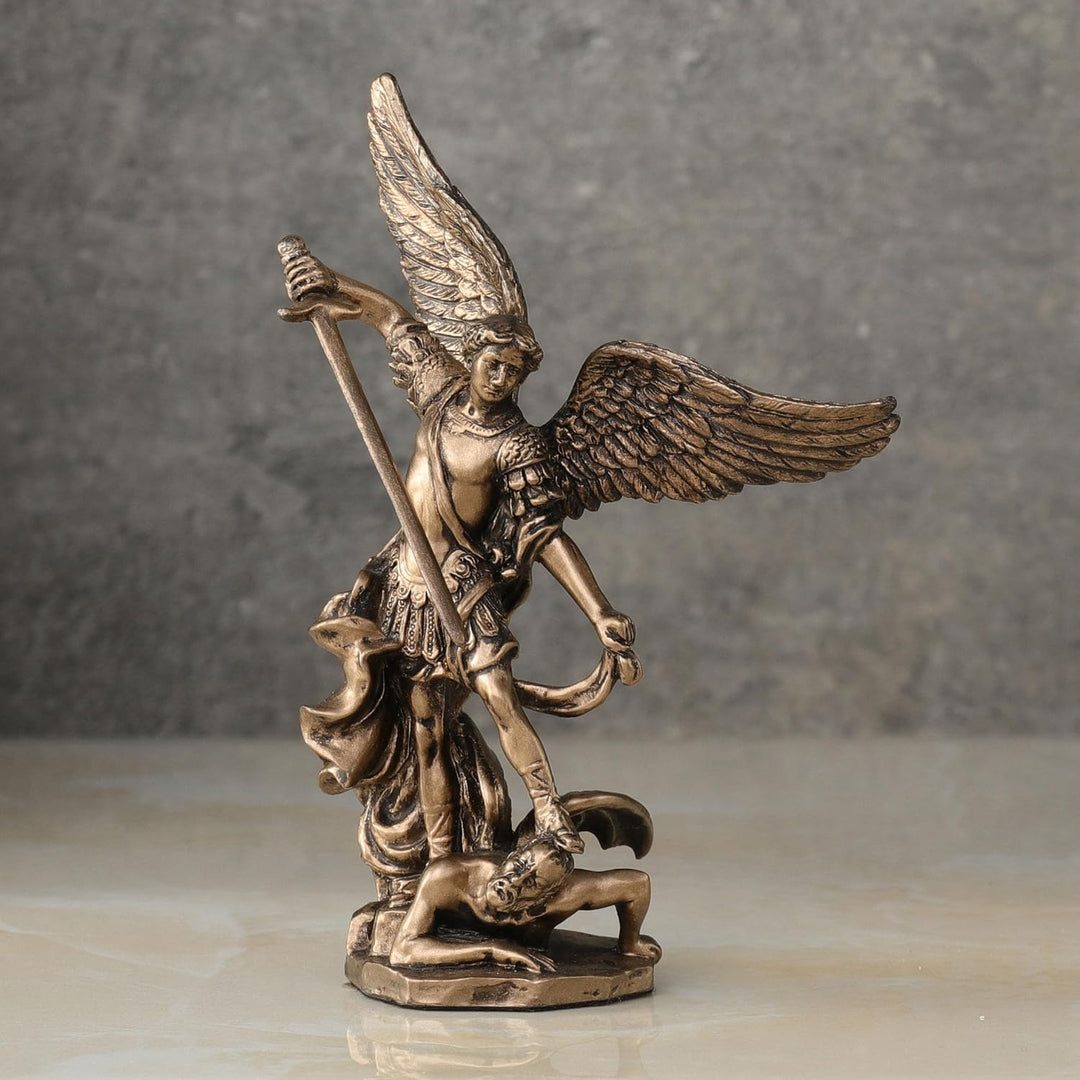 Erzengel St. Michael Slaying Demon Statue, 10,2 cm