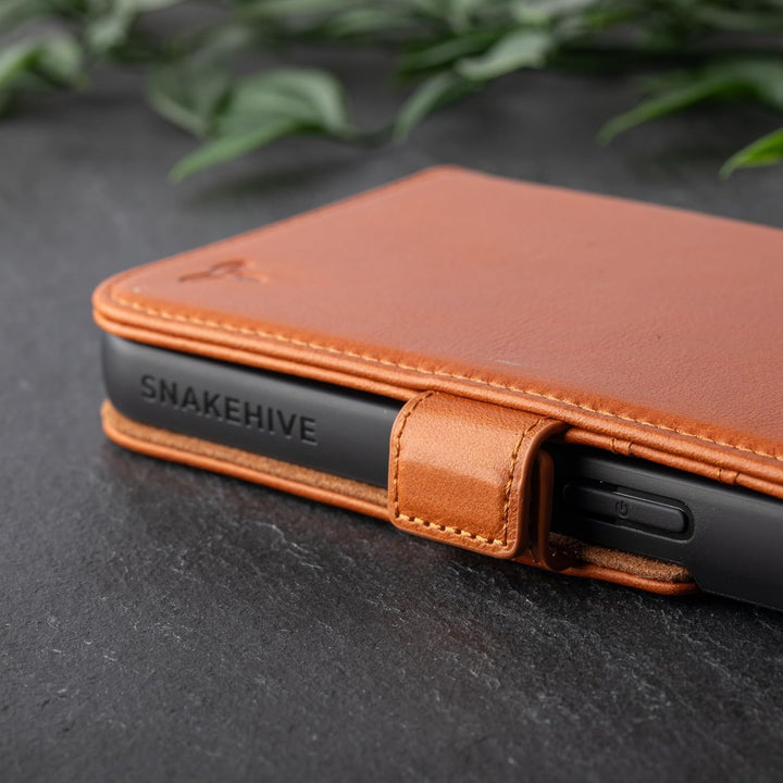 Snakehive Lederhülle für iPhone 14 Pro– Klapphülle mit Kartenfächern & Standfunktion (Hellbraun) iPh