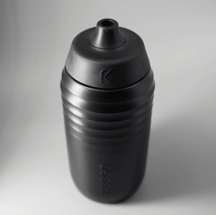 KEEGO | Die Evolution der Sportflasche | Elastisches Titan | Schützt vor Plastik im Wasser | Leicht