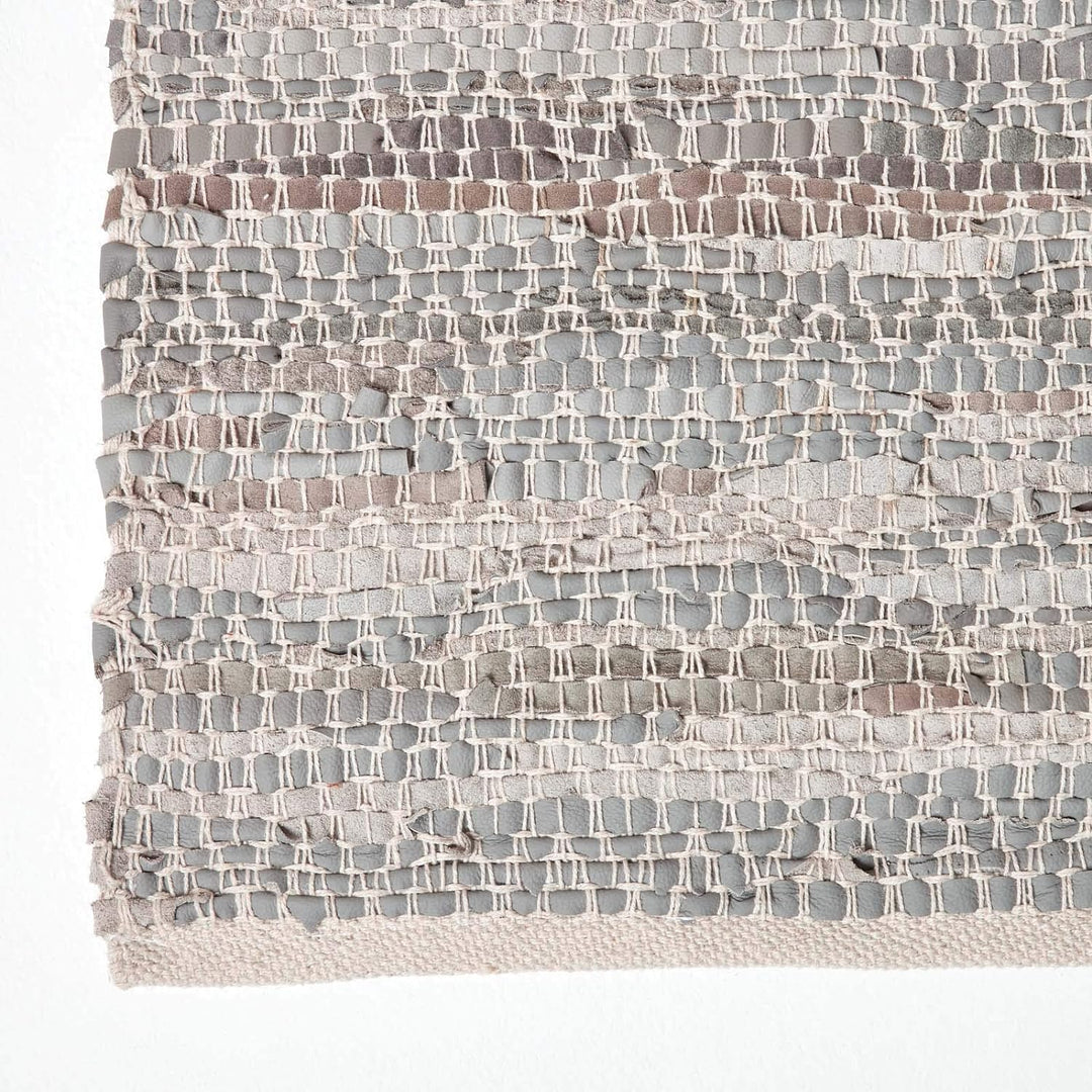 Homescapes Teppich/Bettvorleger aus 100% recyceltem Leder mit geometrischem Rautenmuster, 90 x 150 c