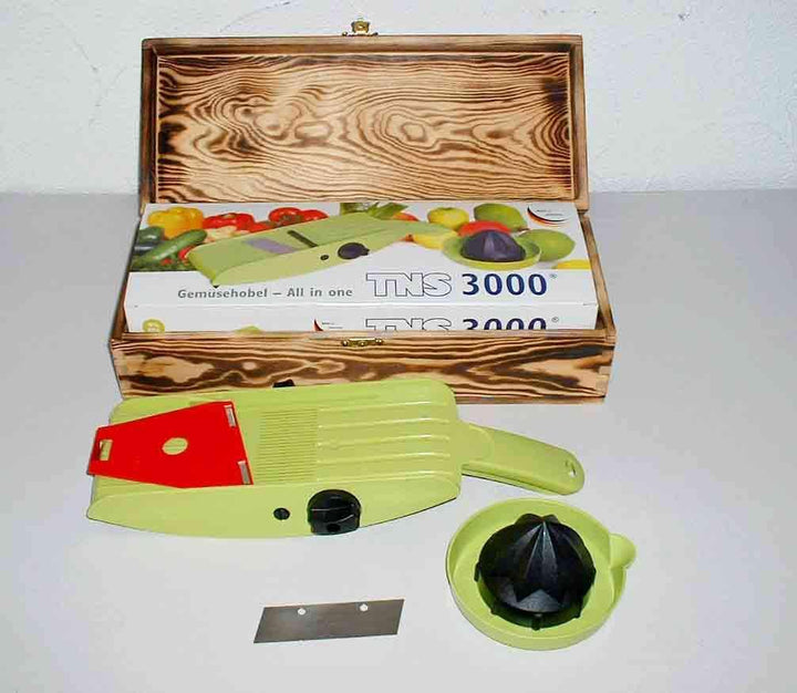 Gemüsehobel TNS 3000 (Deluxe Set in schöner Holzschatulle + Messerschutz + Ersatzmesser) (Hobel Blau