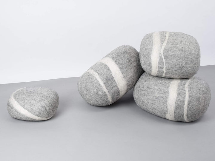 myfelt Carl - Filz Kieselstein, Meditationskissen, Yogakissen, Dekokissen hellgrau rund - Grösse XL