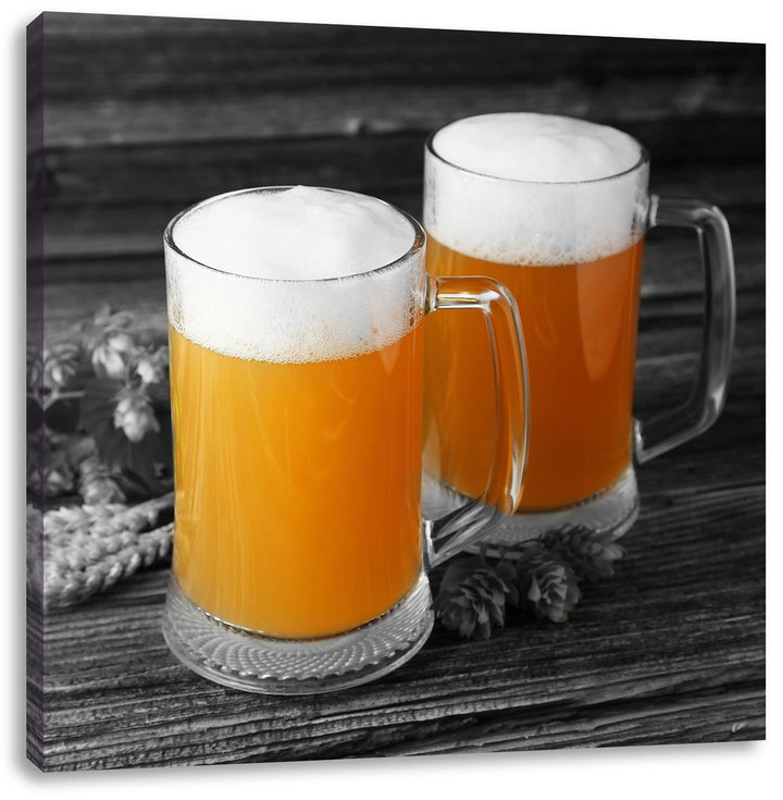 Pixxprint Zwei Biergläser Hefeweizen mit Hopfen auf Holztisch schwarz/weiss, Format: 70x70 auf Leinw
