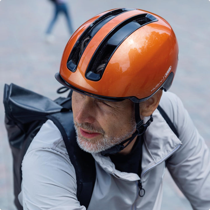 ABUS Urban Helm HUD-Y - mit magnetischem, aufladbarem LED-Rücklicht &amp; Magnetverschluss - cooler Fahr