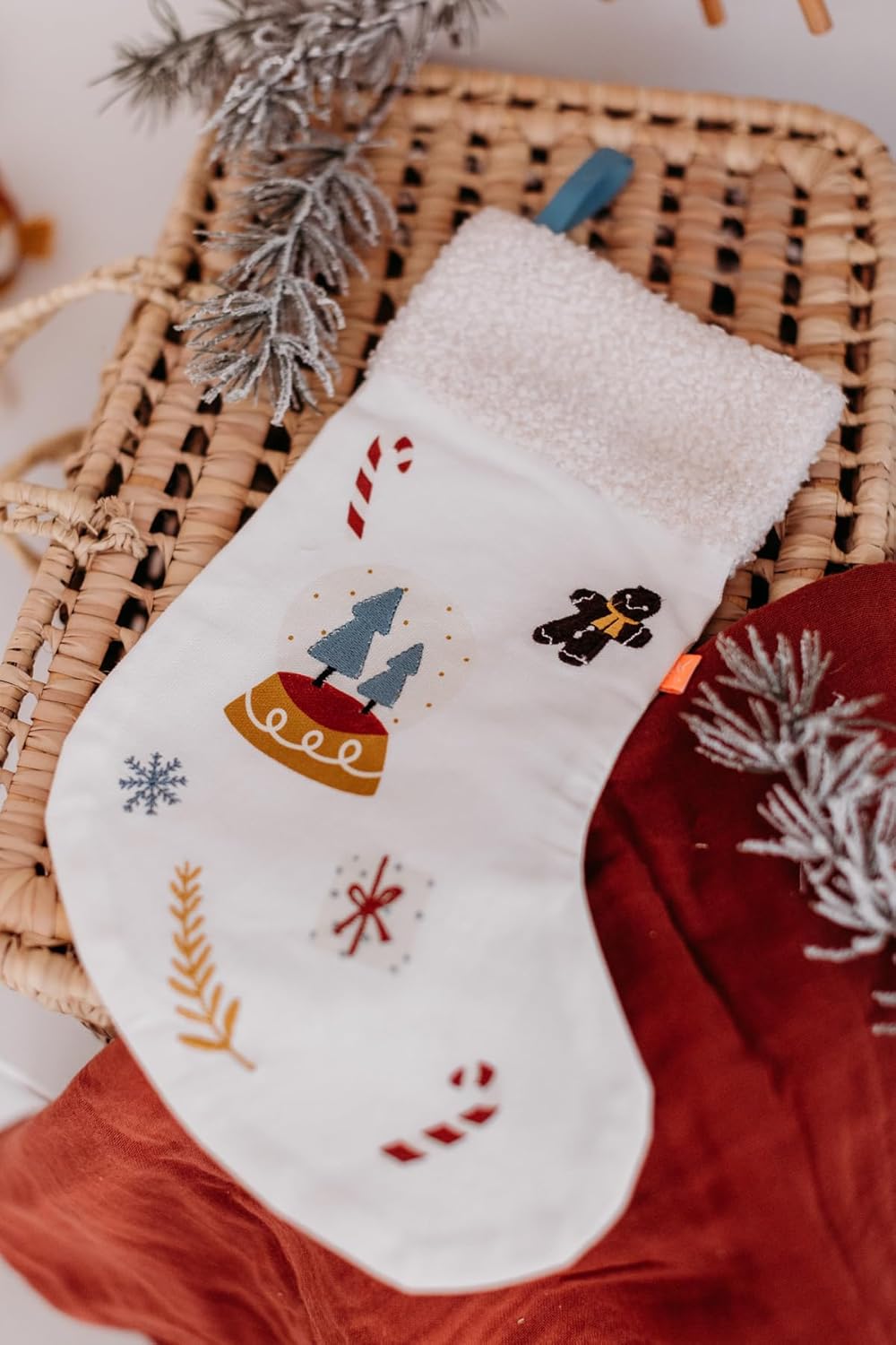 kikadu Nikolausstiefel Schneekugel – Weihnachtsstrumpf zum Befüllen aus 100% Bio‑Baumwolle, Bestickt