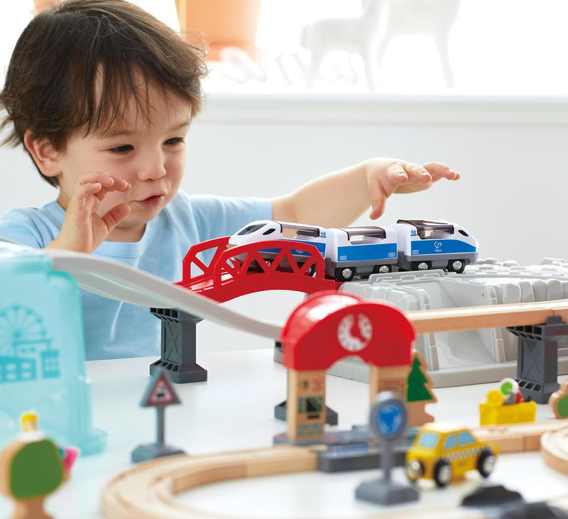 Hape Eisenbahnwelt Spielset mit Aufbewahrungsbox, 48 Teile, an 3 Jahren Stadtzug, Stadtzug