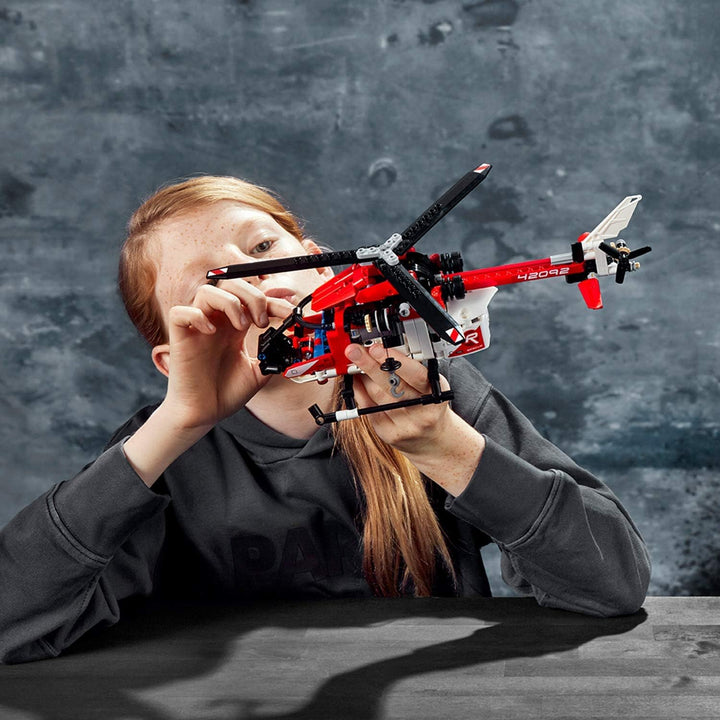 Lego 42092 Technic Rettungshubschrauber Bauset, 2-in-1 Flugzeug Spielzeug für Jungen und Mädchen ab