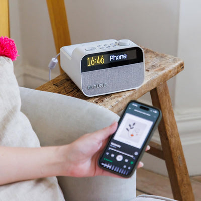 Pure Moment Charge – Radiowecker mit Wireless-Ladepad, DAB+/FM, Bluetooth, natürlichen Klängen, Whit
