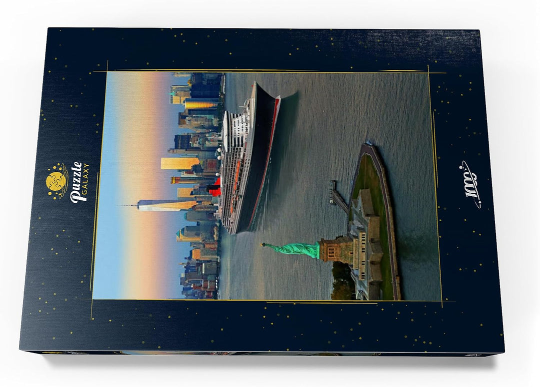 Freiheitsstatue, mit Queen Mary 2 und One World Trade Center, Manhattan, New York, USA - Premium 100