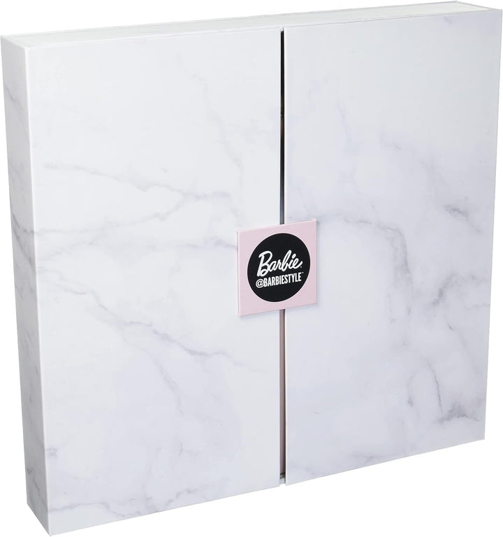 Barbie HCB75 - Signature @BarbieStyle bewegliche Modepuppe (brünett) mit zwei Tops, Rock, Jeans, Jac