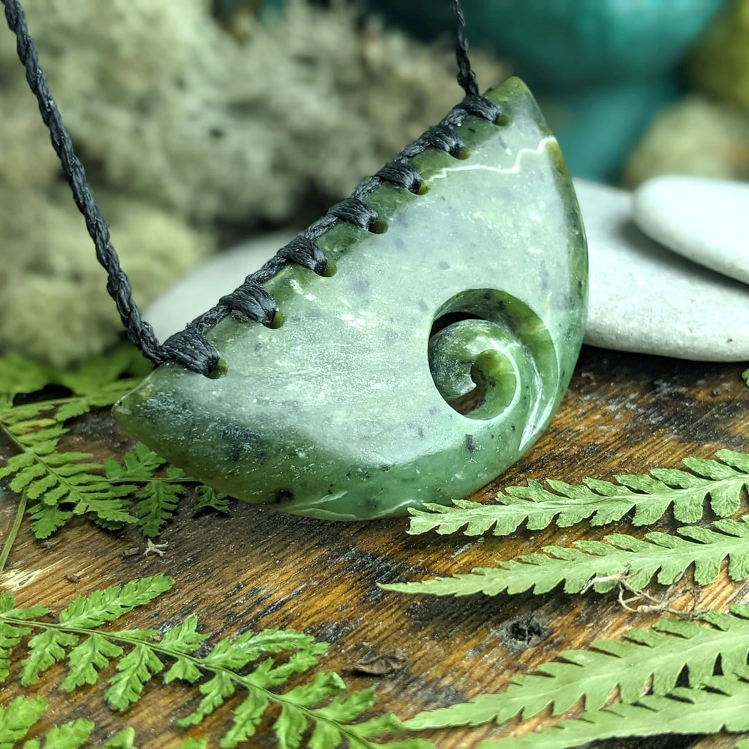81stgeneration Kordel Halskette Halbkreis Brustplatte Maori Handgeschnitzte Nephrit-Jade für Damen