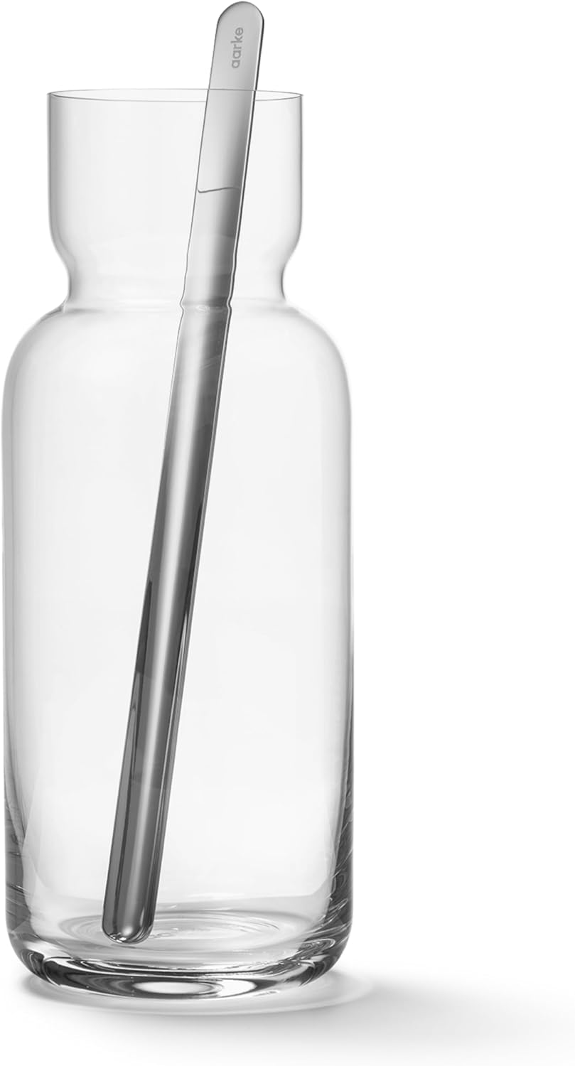 AARKE Nesting Carafe, Kristallglaskaraffe (1,1 Liter) + Edelstahl-Barlöffel, Karaffe