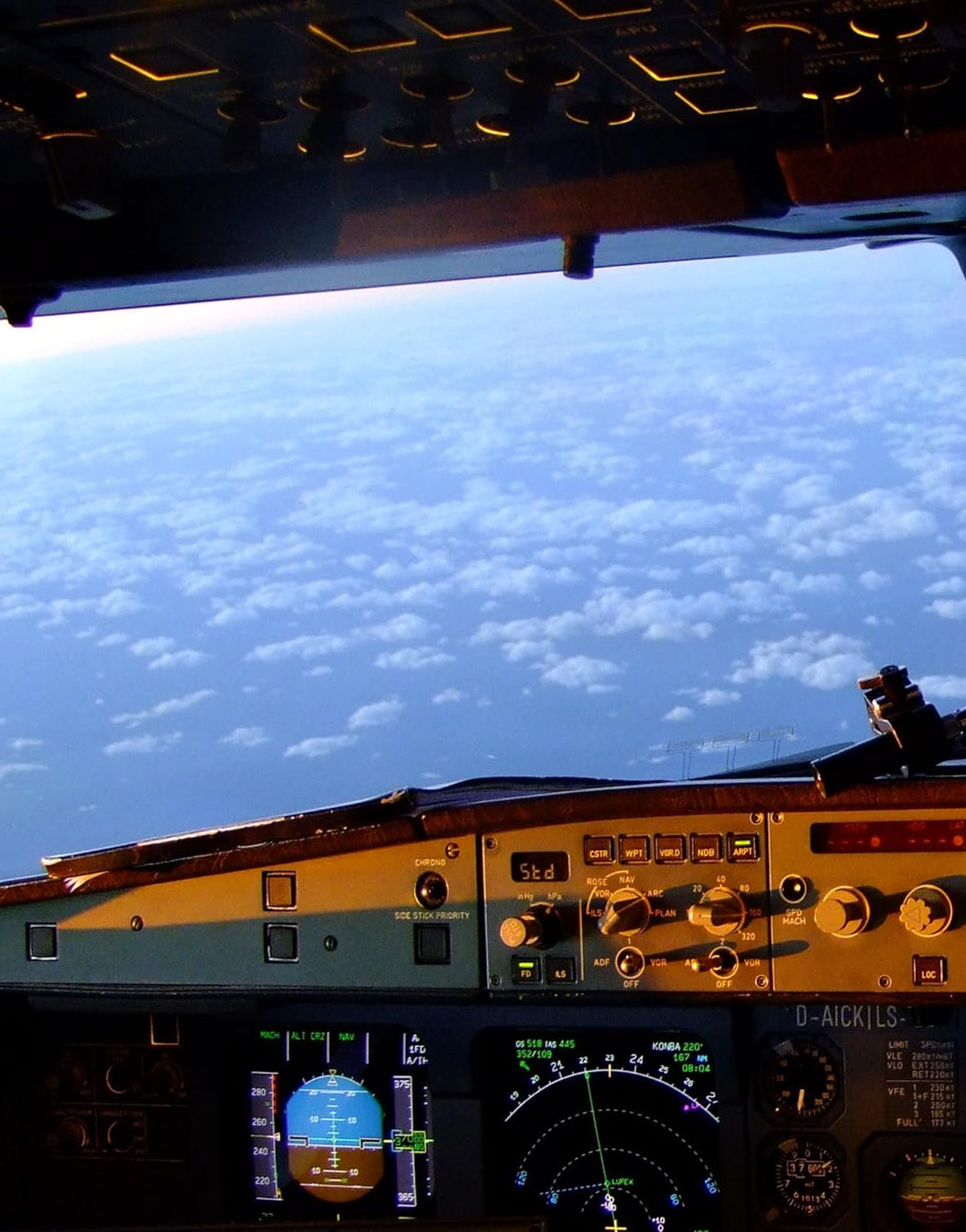 PilotsEYE.tv | LA PALMA | Cockpitmitflug A320 | CONDOR Berlin | "Airial Island" | Bonus: Helicopter