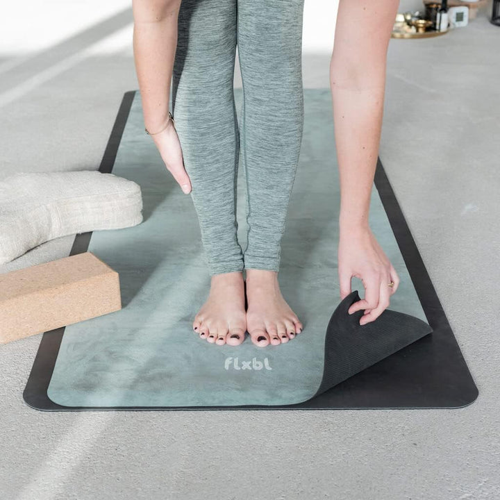 FLXBL Reise Yogamatte und Auflage – Dünn, Leicht, Faltbar und Waschbar Sage, Sage