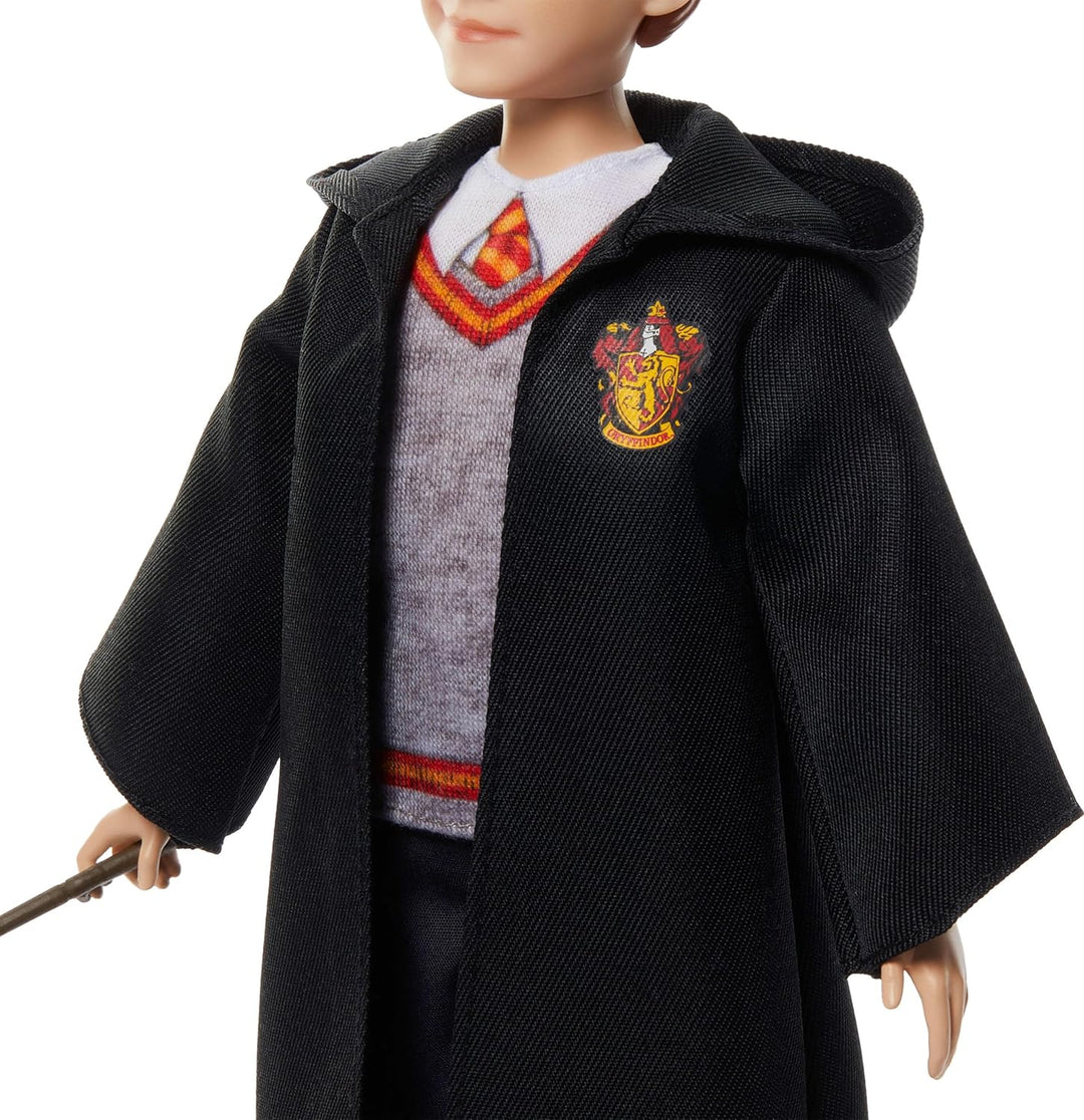 Mattel Harry Potter-Spielzeug, Ron Weasley-Modepuppe im typischen abnehmbaren Hogwarts-Gewand mit Za