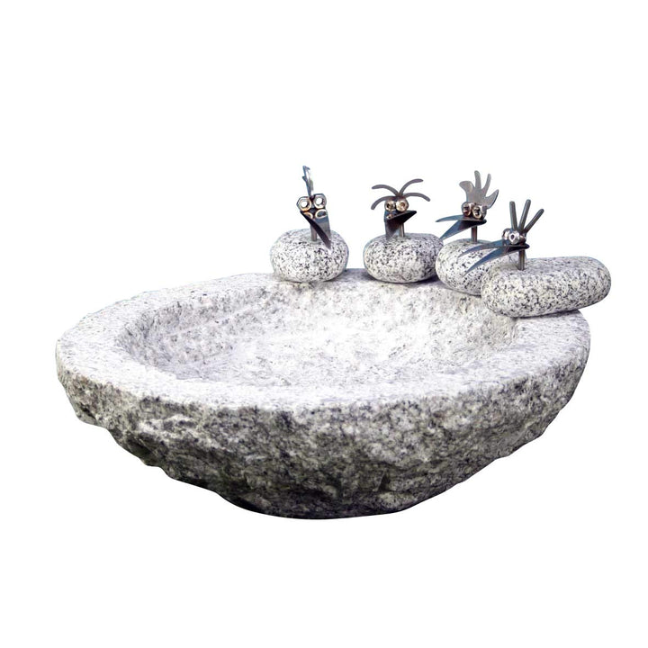 Vogelbad aus Granit in Schalenform (mit 4 Vögele am Rand sitzend), mit 4 Vögele am Rand sitzend