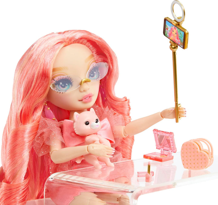 Rainbow High Modepuppe - Pinkly Paige - Pinkfarbene Modepuppe in Modischem Outfit - mit Brille &amp; Meh