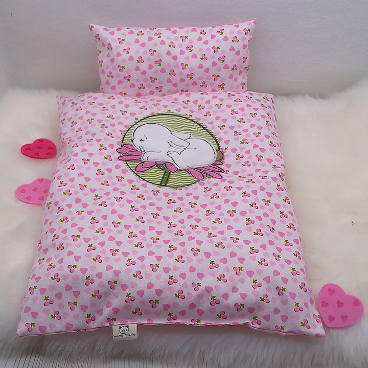 Puppenbettwäsche rosa Herzchen-Design, 4 Variaten, für Puppenwagen,-bett oder Puppenbuggy (Hase auf