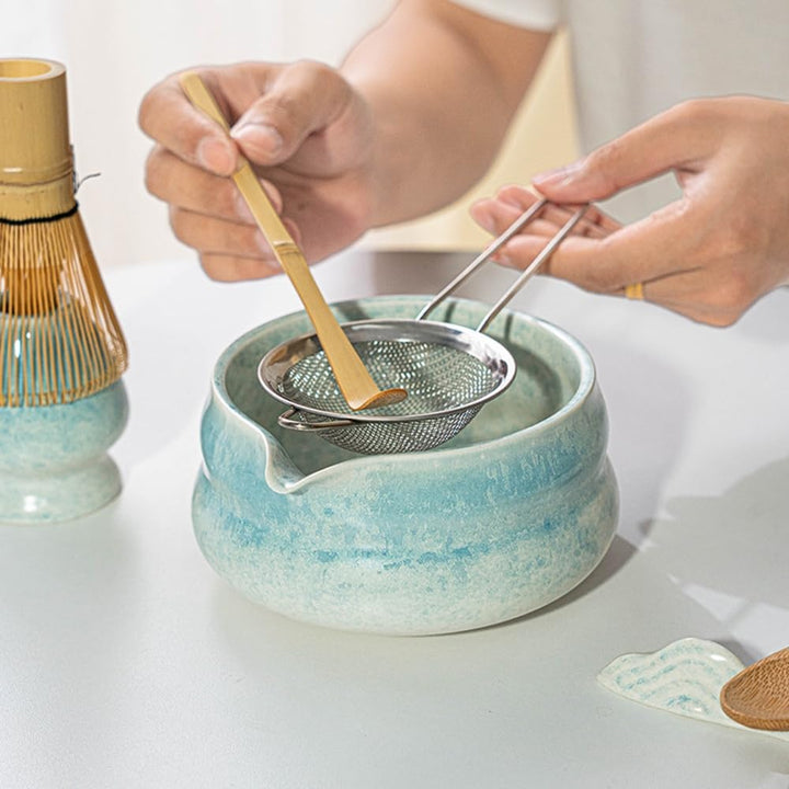 Keramik-Matcha-Schale mit Ausgiesser, traditionell handgefertigt, grossbauchig, glaswechselnd gebran
