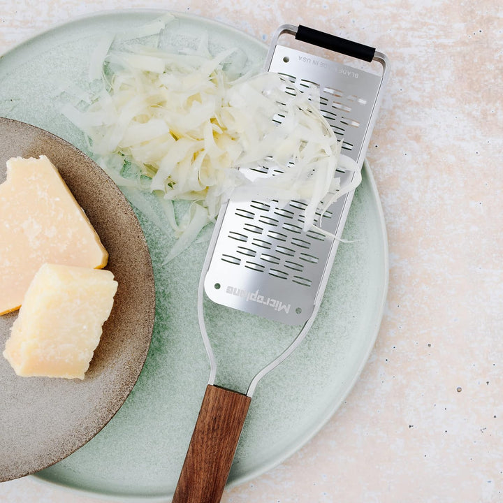 Microplane 2-Wege-Schneide Küchenreibe für Hartkäse, Apfel, Karotte, Zucchini & Schokolade aus der M