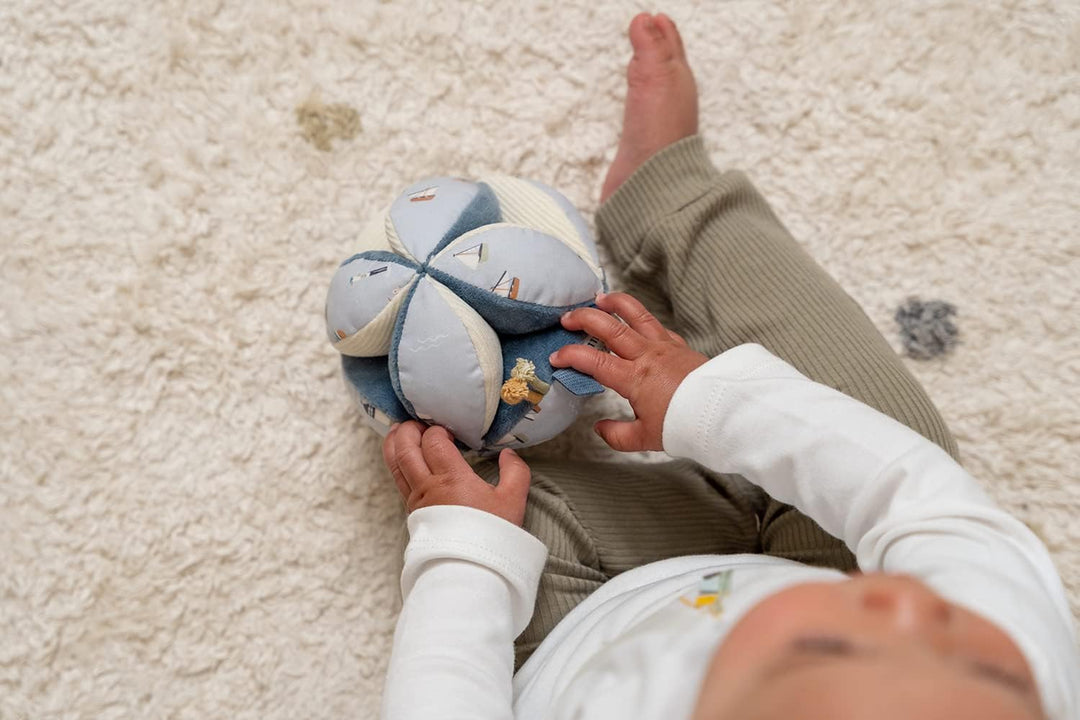 Little Dutch Greifball Stoffball mit Glöckchen Stoff Baby blau - Sailors Bay