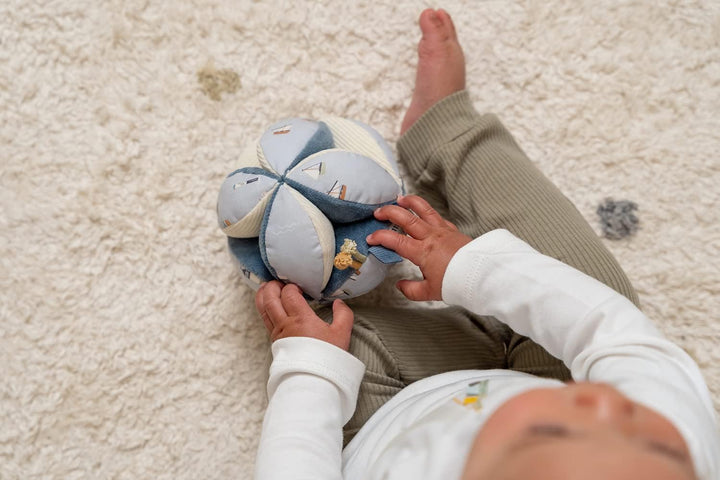 Little Dutch Greifball Stoffball mit Glöckchen Stoff Baby blau - Sailors Bay