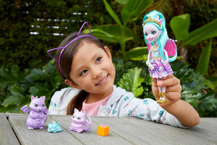 Enchantimals GYJ09 - Deanna Dragon Familie Spielset, Puppe (15,2 cm) mit 3 Drachenfiguren und 4 Zube
