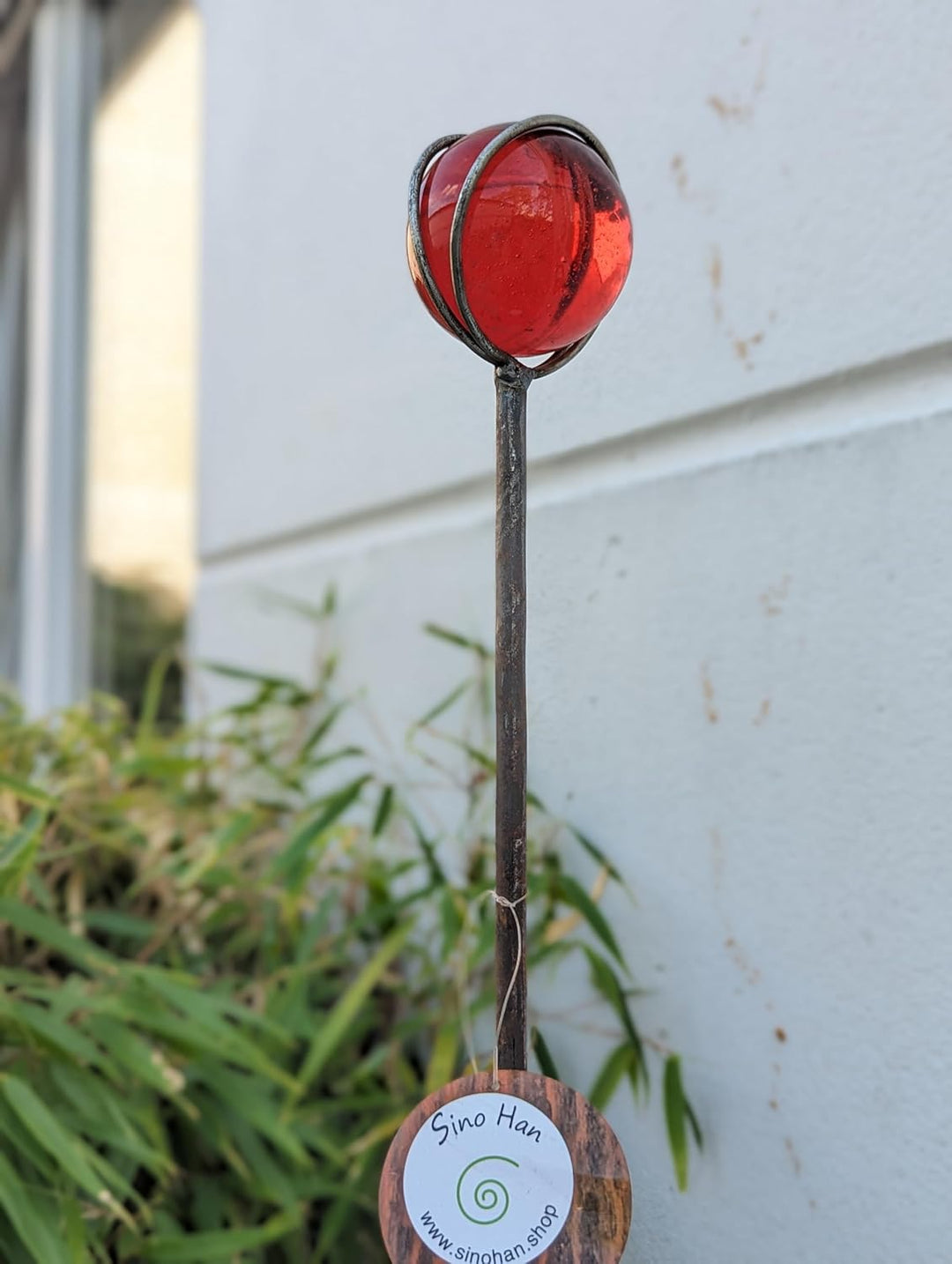 Zen Man Edelrost Gartenstecker aus Metall H160cm mit Glaskugel 6 cm Gartendeko 032035-2 (Rot), Rot