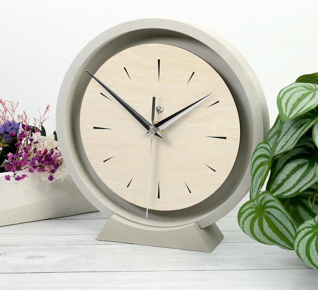 Runde Tischuhr aus Beton im Industrial Design – leise Standuhr ohne Ticken in minimalistischem Desig