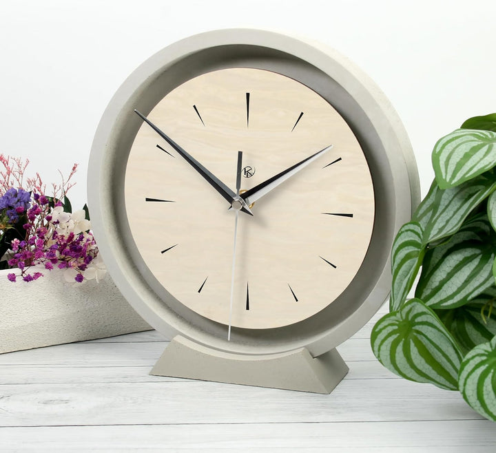 Runde Tischuhr aus Beton im Industrial Design – leise Standuhr ohne Ticken in minimalistischem Desig