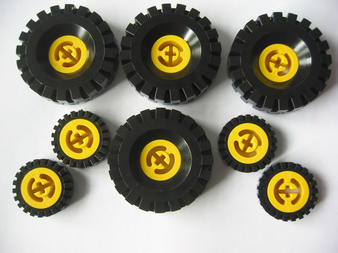 LEGO TECHNIC - 8 Classic Räder in 2 Grössen: 4 x 18x8 und 4 x 17x43 mit Felgen in gelb - wie abgebil
