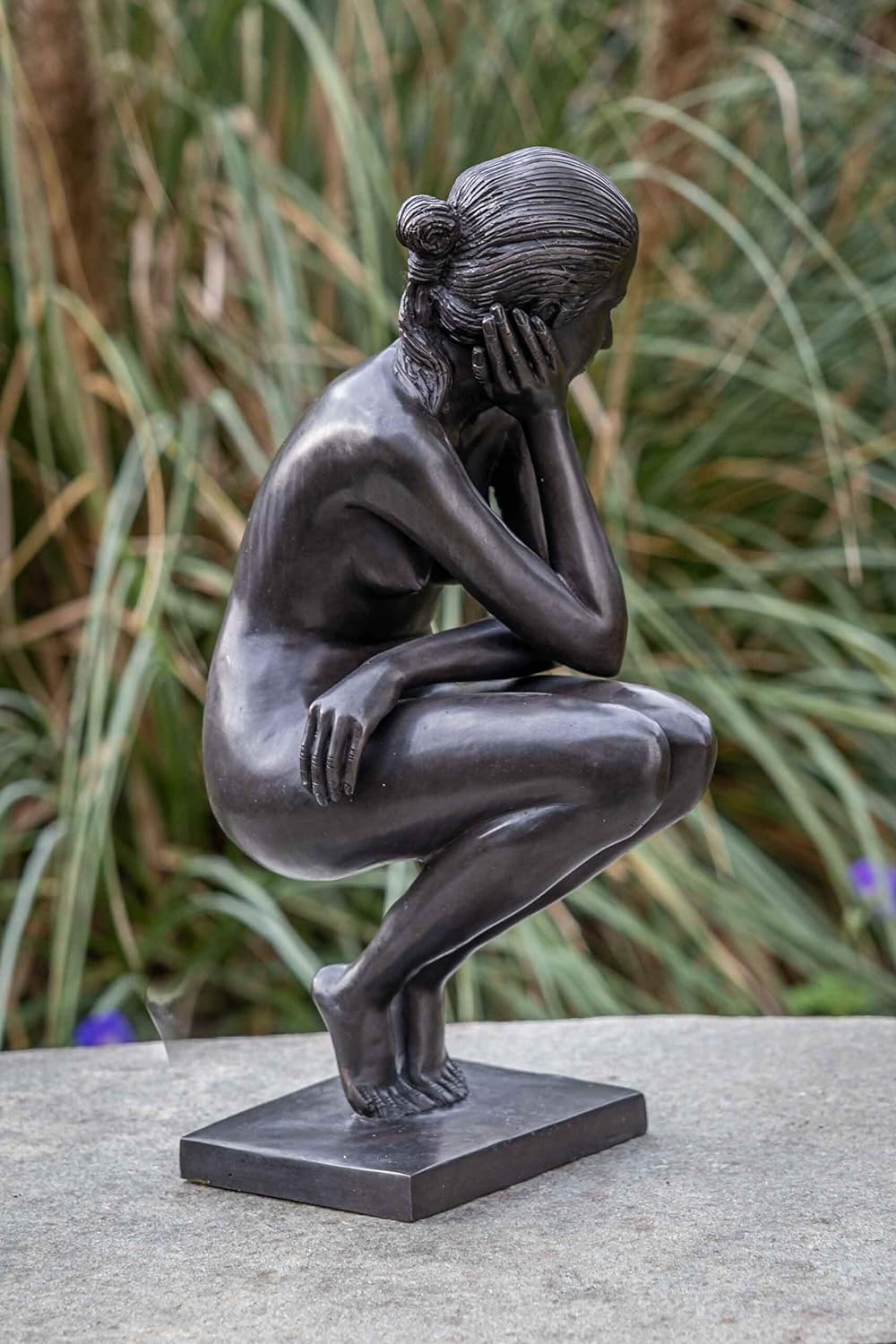 IDYL Bronze-Skulptur Eine hockende Frau | 37x15x19 cm | Klassische Bronze-Figur handgefertigt | Gart
