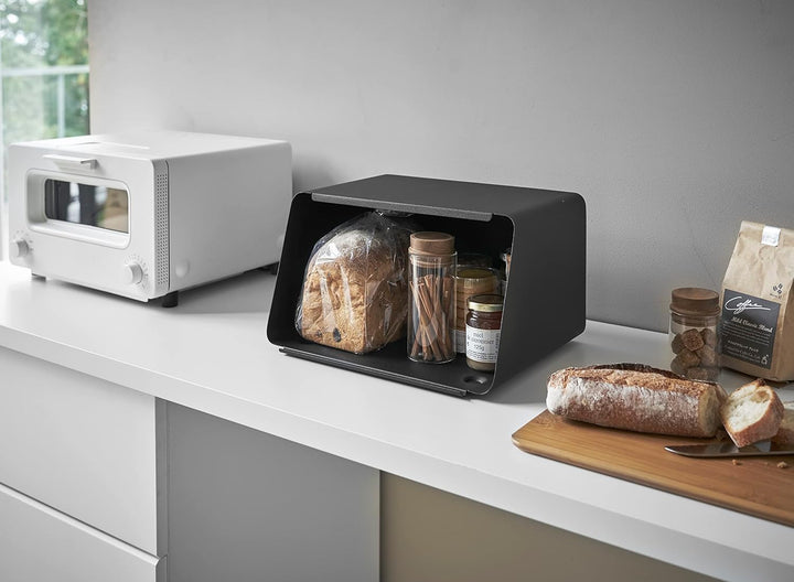 YAMAZAKI 5291 TOWER Brotkasten mit Deckel, Schneidebrett, schwarz, Stahl/Bambus, Minimalistisches De