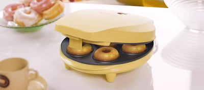 Bestron Donut Maker im Retro Design, Sweet Dreams, Antihaftbeschichtung, 700 Watt, Farbe: Gelb