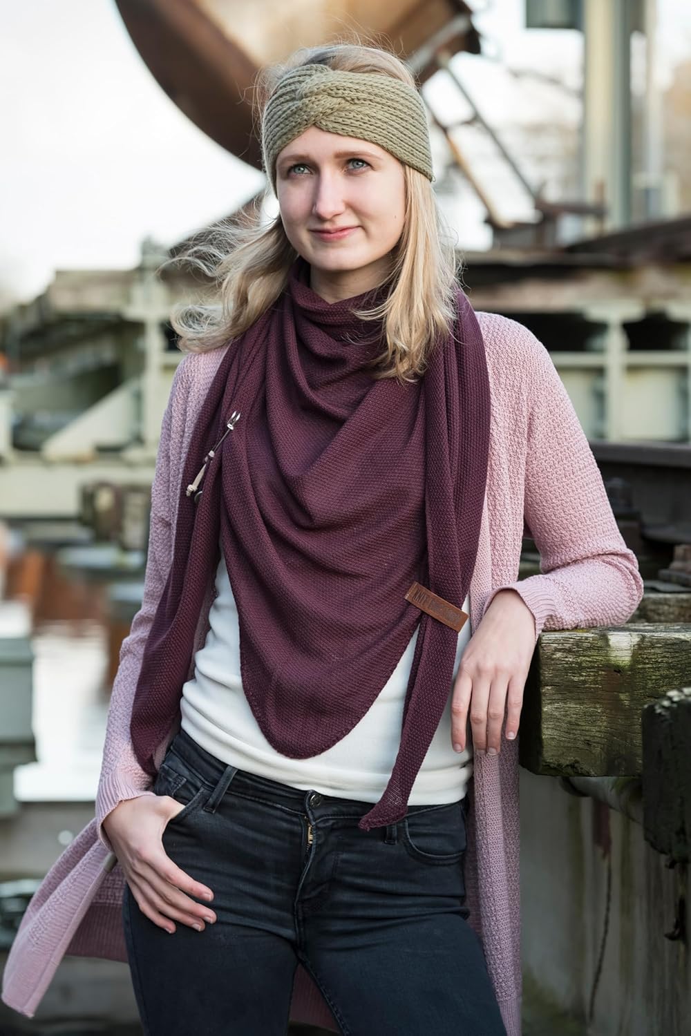 KNIT FACTORY - Lola Dreieckstuch - Fein Gestrickter Damen Schal - Tuch Schal - Für Frühling und Somm