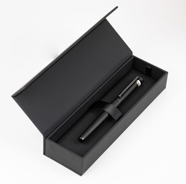 Hugo Boss Loop Iconic Füllfederhalter aus Messing in der Farbe Schwarz, Länge: 14,7cm, Federstärke: