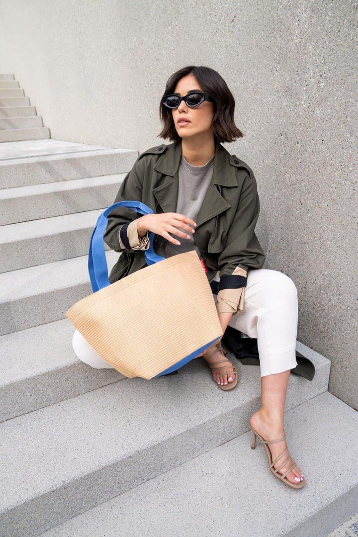 reisenthel shopper M in raffia blue – Geräumige Shopping Bag und edle Handtasche in einem – Aus wass