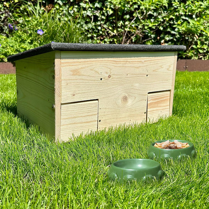 GARTENETAGE Igel-Futterhaus aus Holz mit Rattenklappen &amp; 2er Schalen-Set – Wetterfeste Futterstation