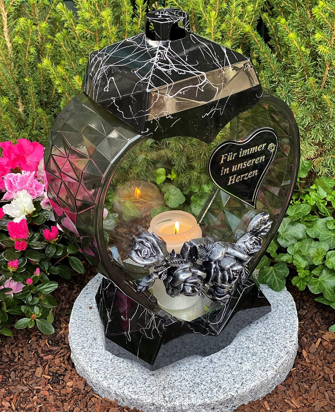 Grablampe Laterne Herz Form mit Beschriftung '' Für immer in unseren Herzen'' Grablicht Kerze Grabke