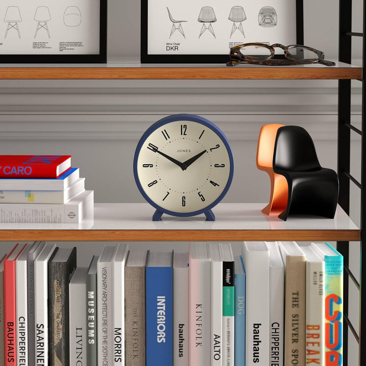 JONES CLOCKS® Schreibtischuhr 'Venus' – modernes rundes Design in Blau, stilvoller Retro-Look für Re