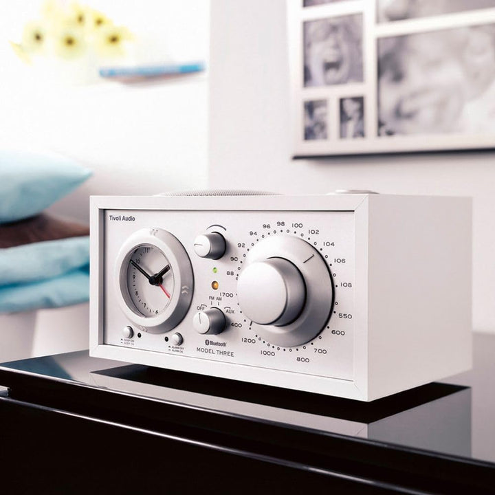 Tivoli Audio Model Three Bluetooth UKW-/MW-Radiowecker (Weiss/Silver) Weiss / Silber, Weiss / Silber