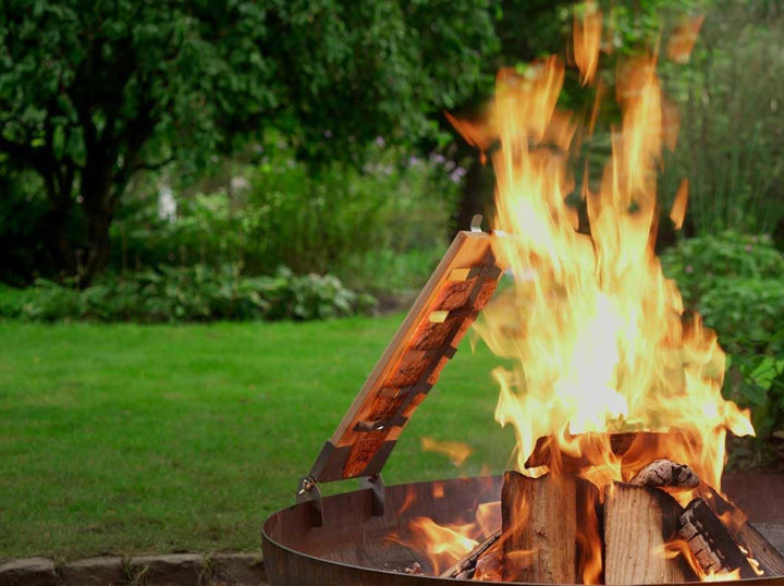 BonFeu Flammlachsbrett Braun - Holz - Stahl - Flammlachsbrett für Fisch Zubehör - 46x14x2 cm