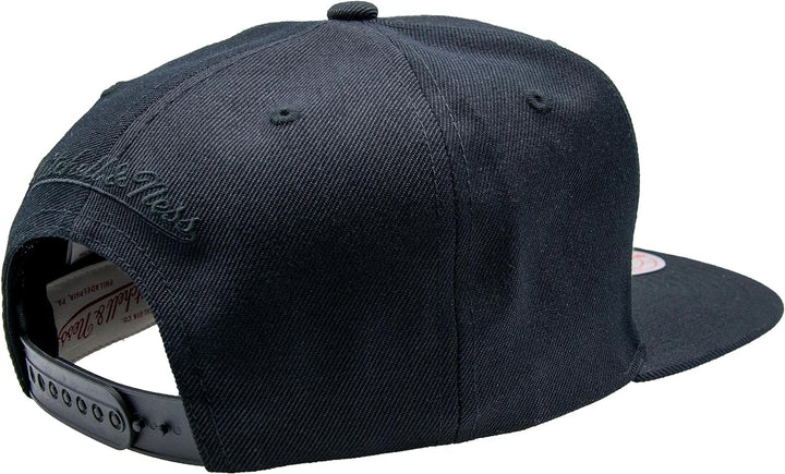 Mitchell & Ness Black on Black Snapback - Chicago Bulls, Schwarz