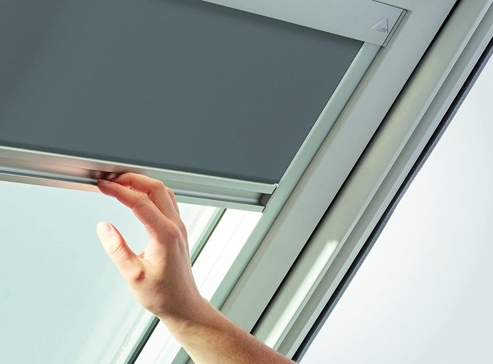 Original Roto Rollo Exclusiv ZRE für Roto Dachfenster Tageslichtrollo Führungsschiene Silber Manuell