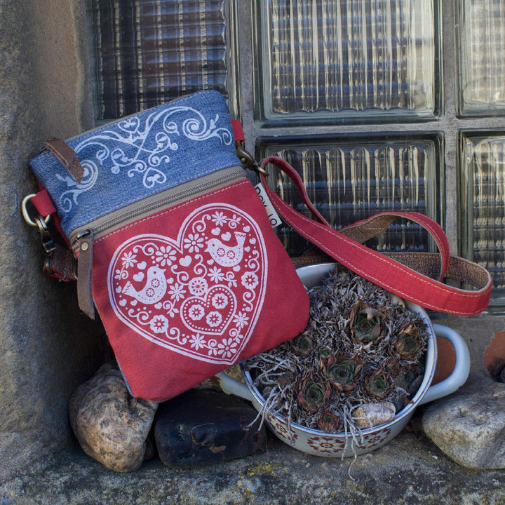 Domelo Trachtentasche. kleine Nachhaltige Umhängetasche aus Recycelte Jeans. Crossbody Bag mit Herz